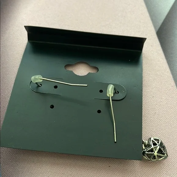 Harley Davidson Elegant Silver Heart Earrings - Picture 2 of 3